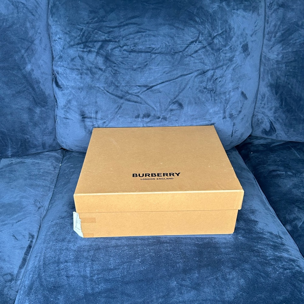 100% AUTHENTIC BURBERRYS (W/ PAPERS)